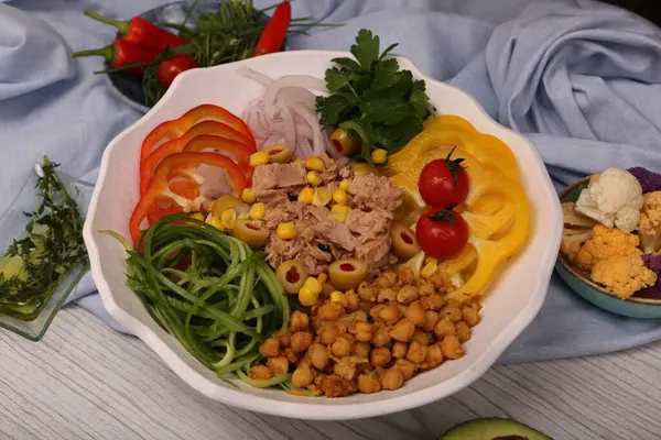 Taze salata tabağı ile karışık yeşillik