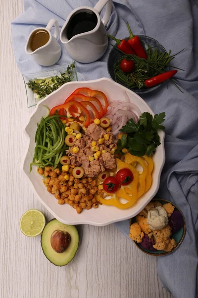 Taze salata tabağı ile karışık yeşillik