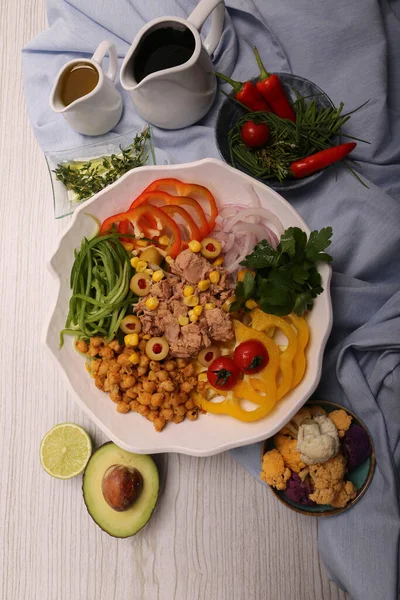 Taze salata tabağı ile karışık yeşillik