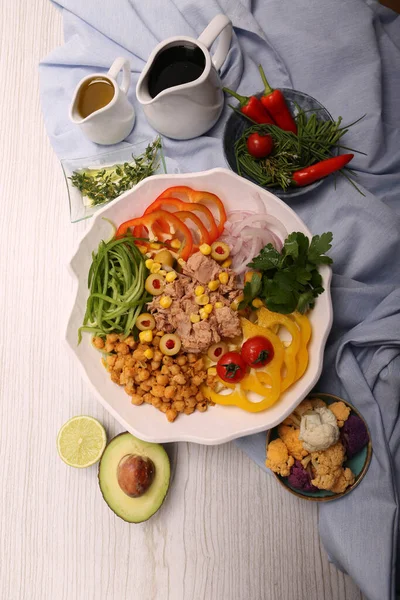 Taze salata tabağı ile karışık yeşillik