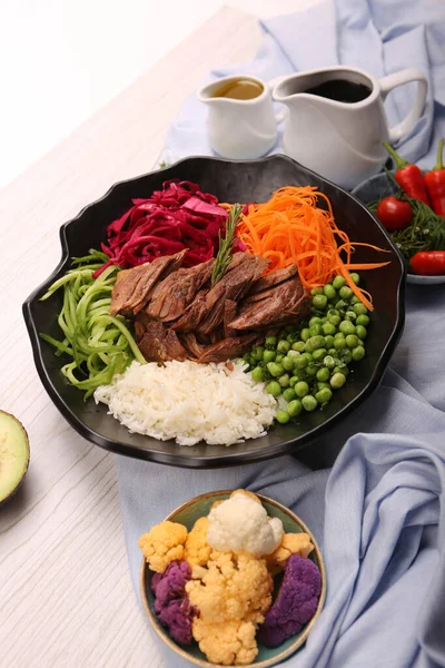 Taze salata tabağı ile karışık yeşillik