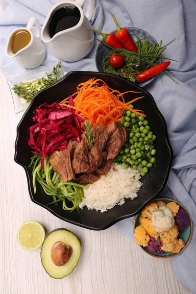 Taze salata tabağı ile karışık yeşillik