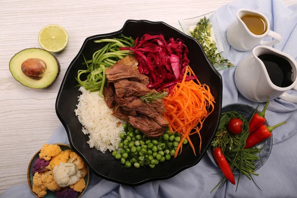 Taze salata tabağı ile karışık yeşillik