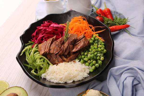 Taze salata tabağı ile karışık yeşillik