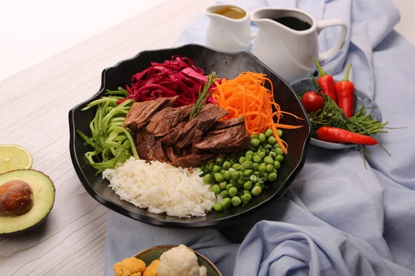 Taze salata tabağı ile karışık yeşillik