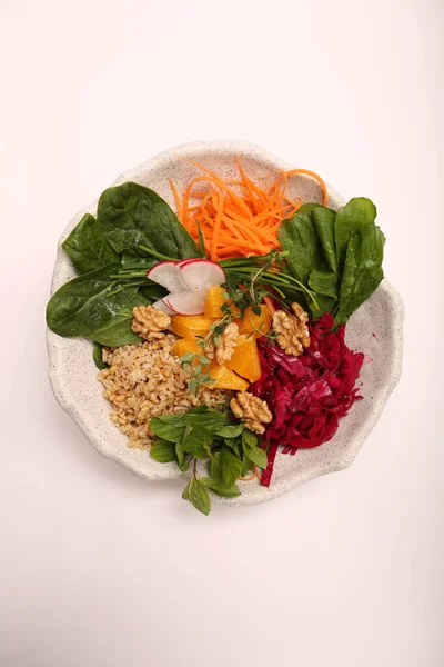 Taze salata tabağı ile karışık yeşillik