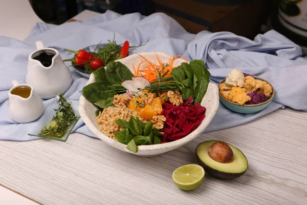 Taze salata tabağı ile karışık yeşillik