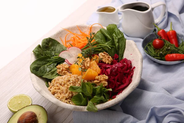 Taze salata tabağı ile karışık yeşillik