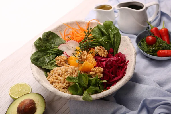 Taze salata tabağı ile karışık yeşillik