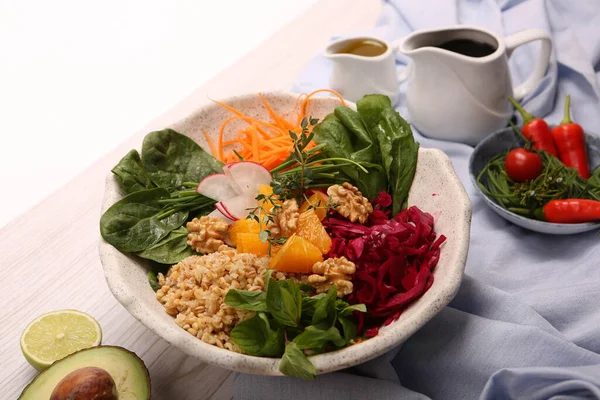 Taze salata tabağı ile karışık yeşillik