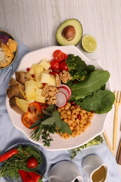 Taze salata tabağı ile karışık yeşillik