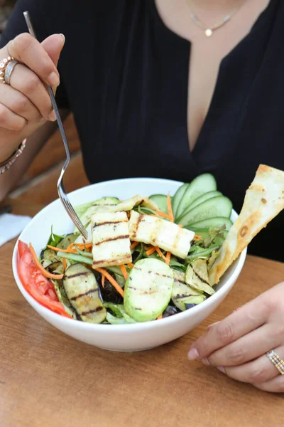 新鲜的沙拉盘子与混合的绿色 — 图库照片