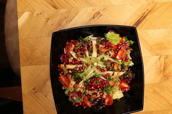 Taze salata tabağı ile karışık yeşillik