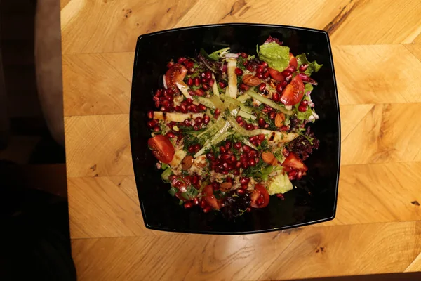 Taze salata tabağı ile karışık yeşillik