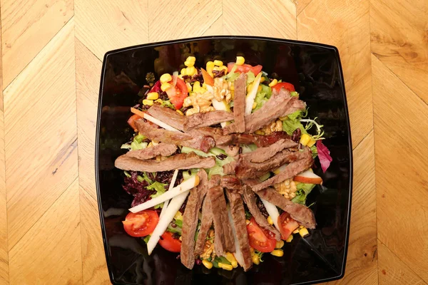 Taze salata tabağı ile karışık yeşillik