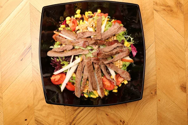 Taze salata tabağı ile karışık yeşillik