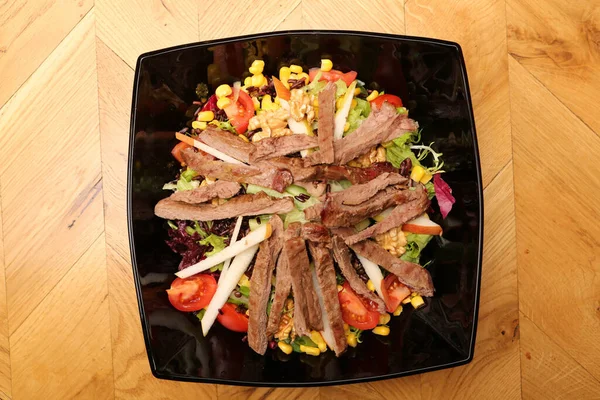 Taze salata tabağı ile karışık yeşillik