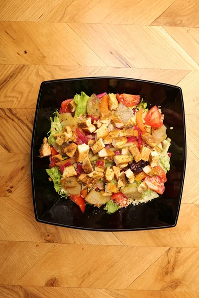 Taze salata tabağı ile karışık yeşillik