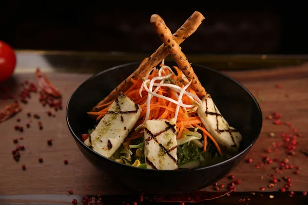 Taze salata tabağı ile karışık yeşillik