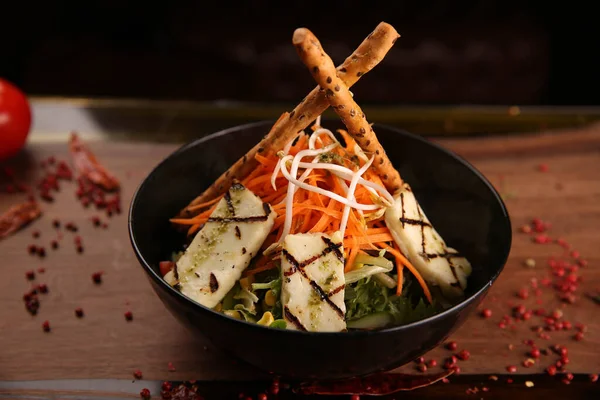 Taze salata tabağı ile karışık yeşillik