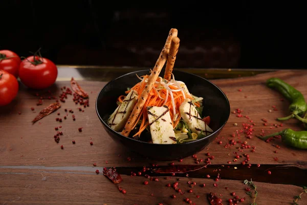 Taze salata tabağı ile karışık yeşillik