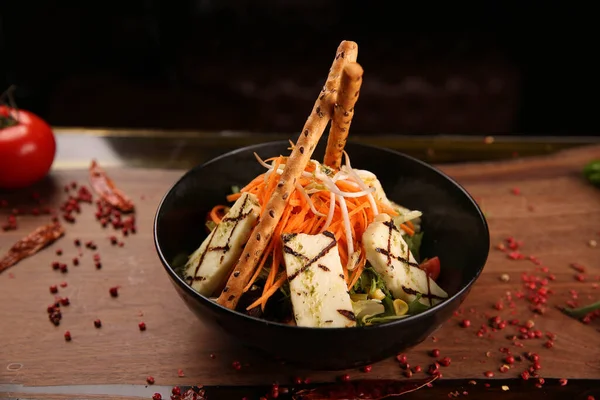 Taze salata tabağı ile karışık yeşillik