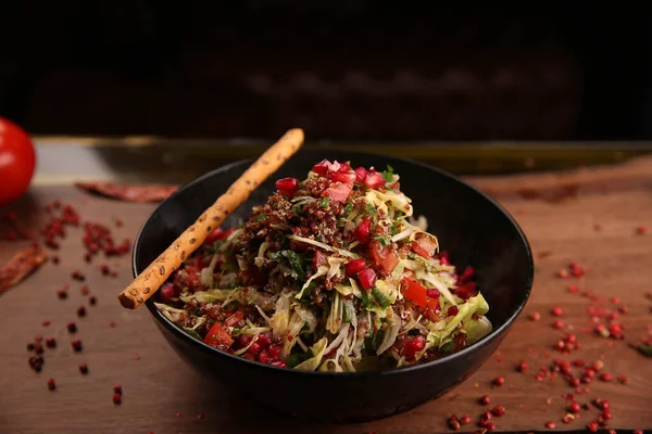 Taze salata tabağı ile karışık yeşillik