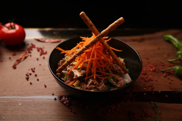 Taze salata tabağı ile karışık yeşillik