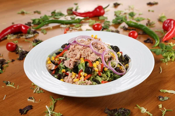 Taze salata tabağı ile karışık yeşillik