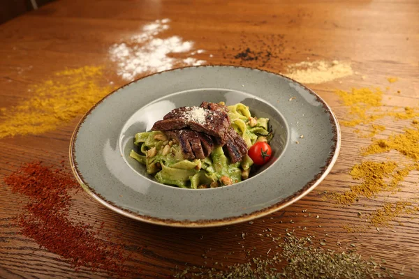 Taze salata tabağı ile karışık yeşillik