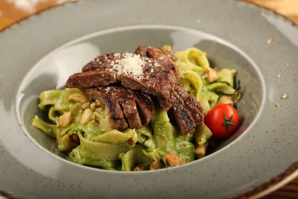 Taze salata tabağı ile karışık yeşillik