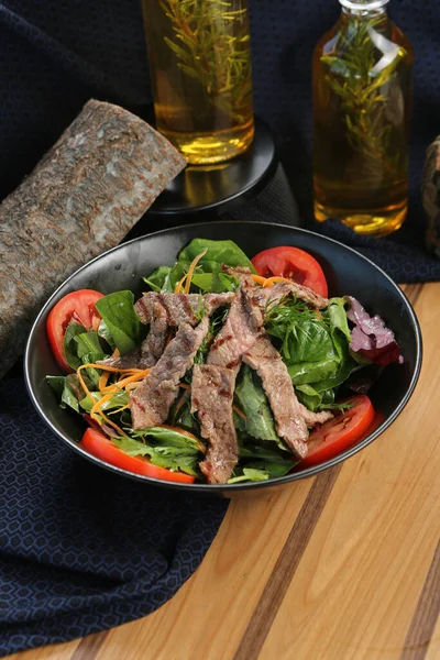 Taze salata tabağı ile karışık yeşillik