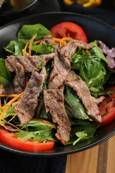 Taze salata tabağı ile karışık yeşillik