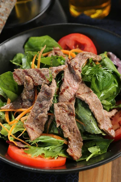 Taze salata tabağı ile karışık yeşillik