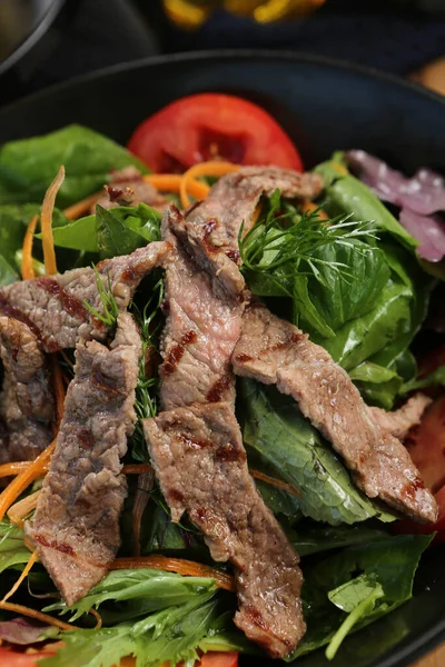 Taze salata tabağı ile karışık yeşillik