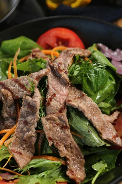 Taze salata tabağı ile karışık yeşillik