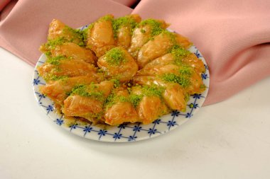 Geleneksel hindistancevizli tatlı baklavası. Ev yapımı fındıklı ve ballı baklava..