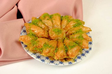 Geleneksel hindistancevizli tatlı baklavası. Ev yapımı fındıklı ve ballı baklava..