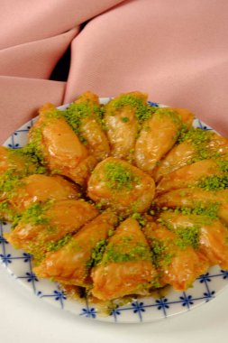 Geleneksel hindistancevizli tatlı baklavası. Ev yapımı fındıklı ve ballı baklava..