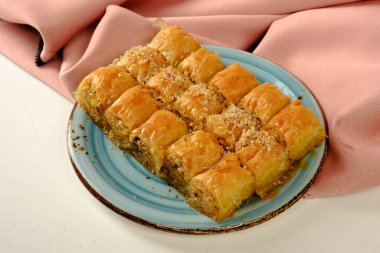 Geleneksel hindistancevizli tatlı baklavası. Ev yapımı fındıklı ve ballı baklava..