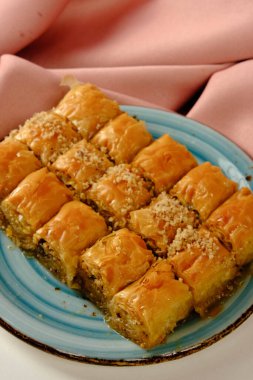 Geleneksel hindistancevizli tatlı baklavası. Ev yapımı fındıklı ve ballı baklava..