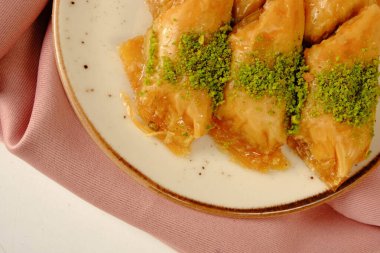Geleneksel hindistancevizli tatlı baklavası. Ev yapımı fındıklı ve ballı baklava..
