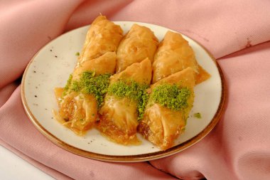 Geleneksel hindistancevizli tatlı baklavası. Ev yapımı fındıklı ve ballı baklava..