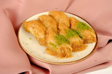 Geleneksel hindistancevizli tatlı baklavası. Ev yapımı fındıklı ve ballı baklava..