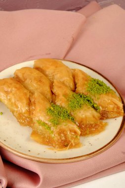 Geleneksel hindistancevizli tatlı baklavası. Ev yapımı fındıklı ve ballı baklava..