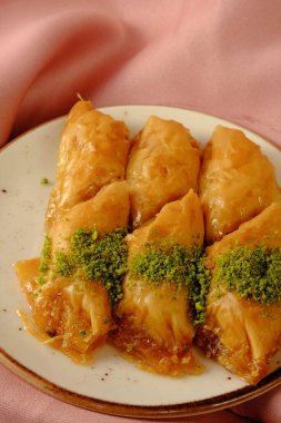 Geleneksel hindistancevizli tatlı baklavası. Ev yapımı fındıklı ve ballı baklava..