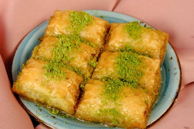 Geleneksel hindistancevizli tatlı baklavası. Ev yapımı fındıklı ve ballı baklava..