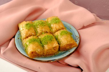 Geleneksel hindistancevizli tatlı baklavası. Ev yapımı fındıklı ve ballı baklava..
