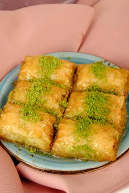 Geleneksel hindistancevizli tatlı baklavası. Ev yapımı fındıklı ve ballı baklava..