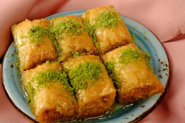Geleneksel hindistancevizli tatlı baklavası. Ev yapımı fındıklı ve ballı baklava..